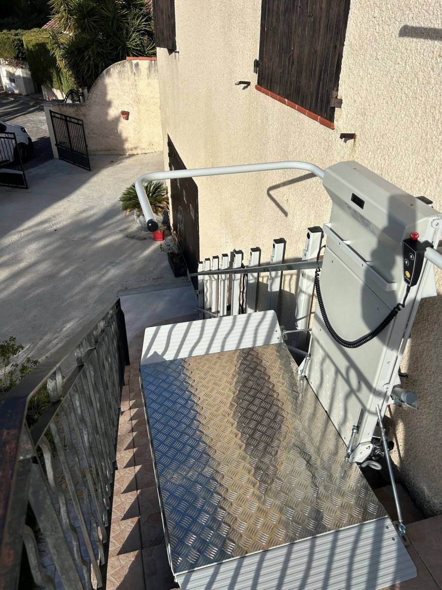 Design épuré pour cette plateforme oblique Lehner Delta installée par Oval'Access dans cet escalier droit en extérieur à Vitrolles près de Marseille