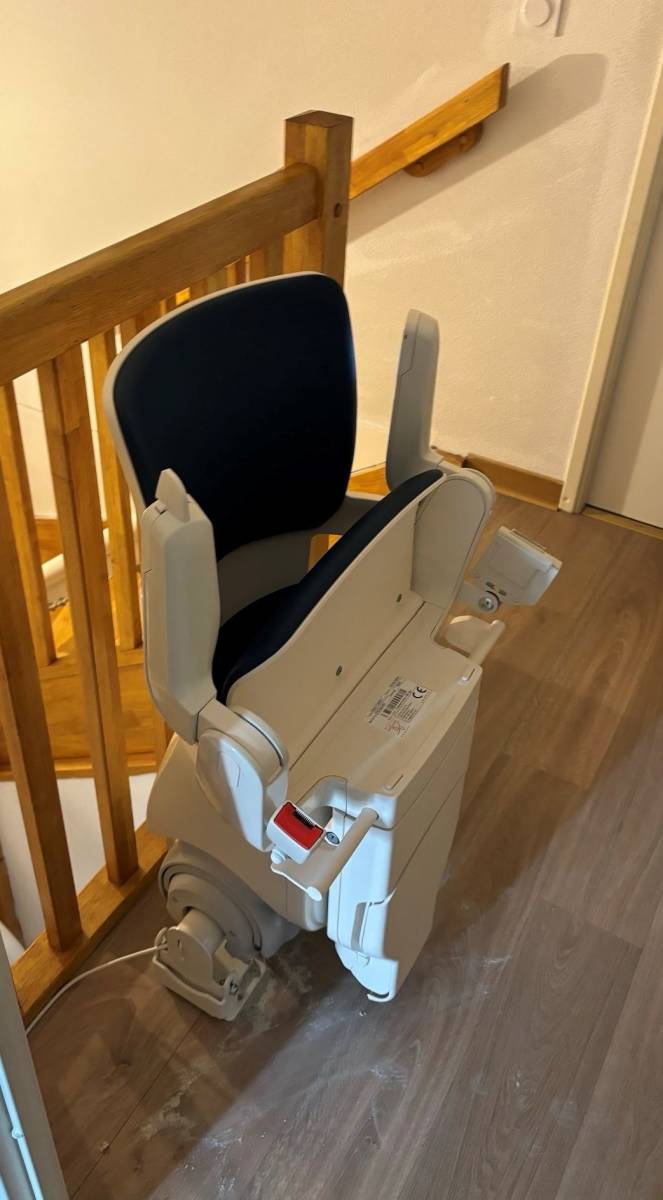 Encombrement minimum pour ce fauteuil monte escalier OTOLIFT Modul'Air Smart dans cet escalier 2/4 tournant en Avignon